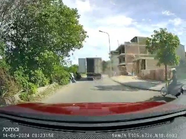 Quên đóng cửa thùng, xe tải suýt gây tai nạn tại thành phố Vinh