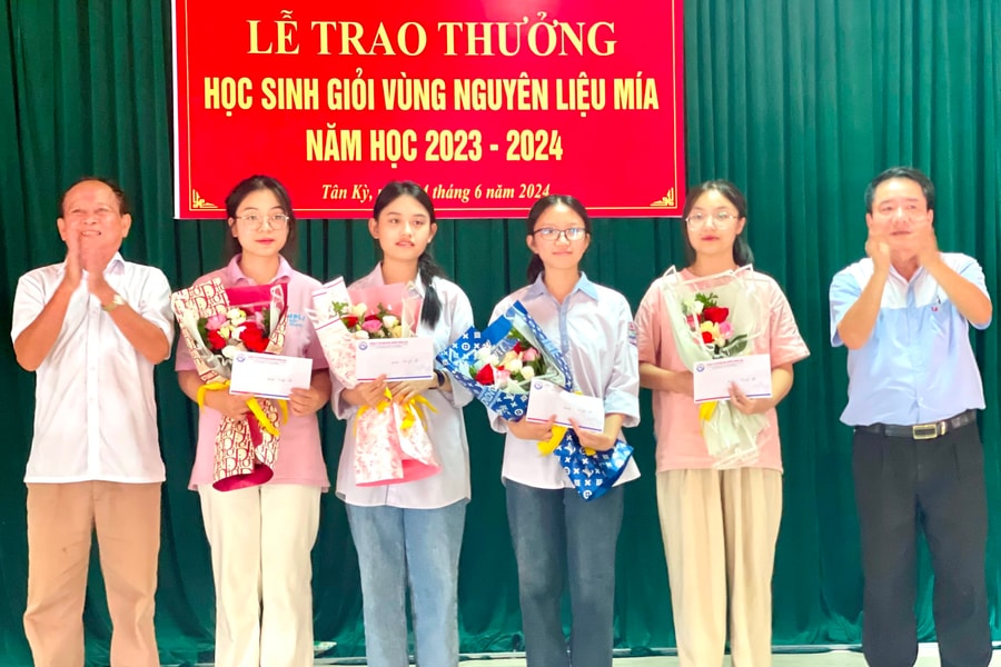 Trao thưởng 40 triệu đồng cho học sinh giỏi năm học 2023- 2024 tại vùng nguyên liệu mía