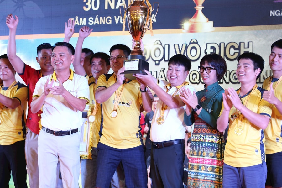 ‏Hội thao ‘BAC A BANK 30 năm - Tâm sáng vươn xa’: Cuộc đua tranh quyết liệt trên sân cỏ tại khu vực miền Trung - Tây Nguyên
