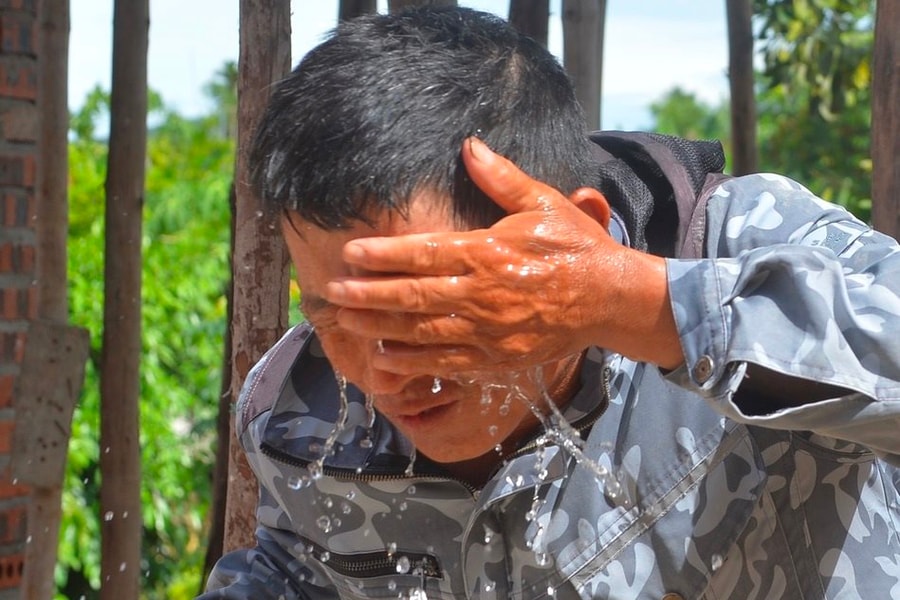 Thợ xây ở Nghệ An căng mình làm việc dưới nắng nóng như đổ lửa