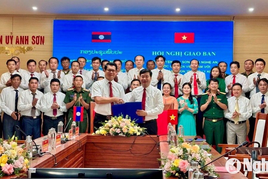 Đoàn đại biểu huyện Xay Chăm Phon, tỉnh Bôlykhămxay, nước CHDCND Lào làm việc tại huyện Anh Sơn