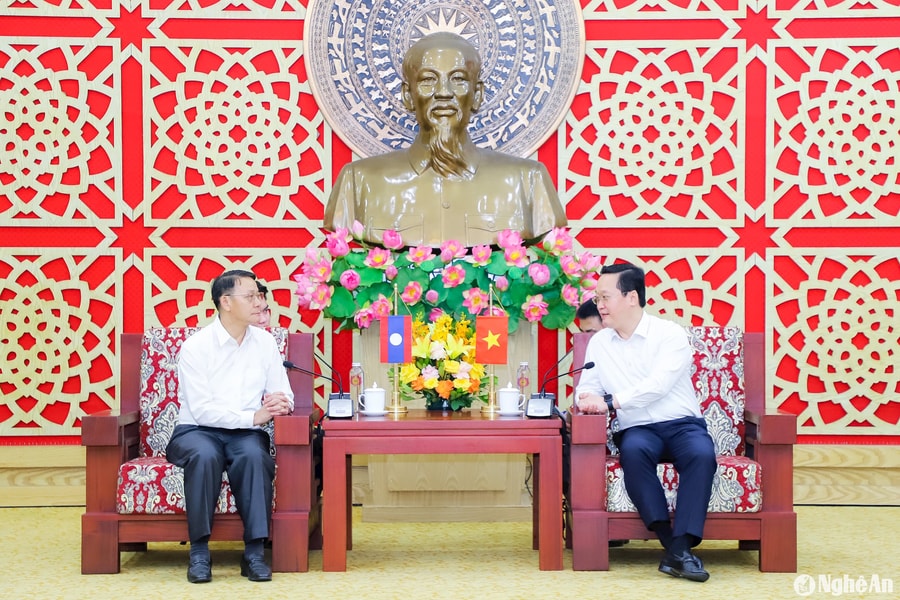 Chủ tịch UBND tỉnh Nguyễn Đức Trung tiếp Bí thư, Tỉnh trưởng tỉnh Xay Sổm Bun (CHDCND Lào)
