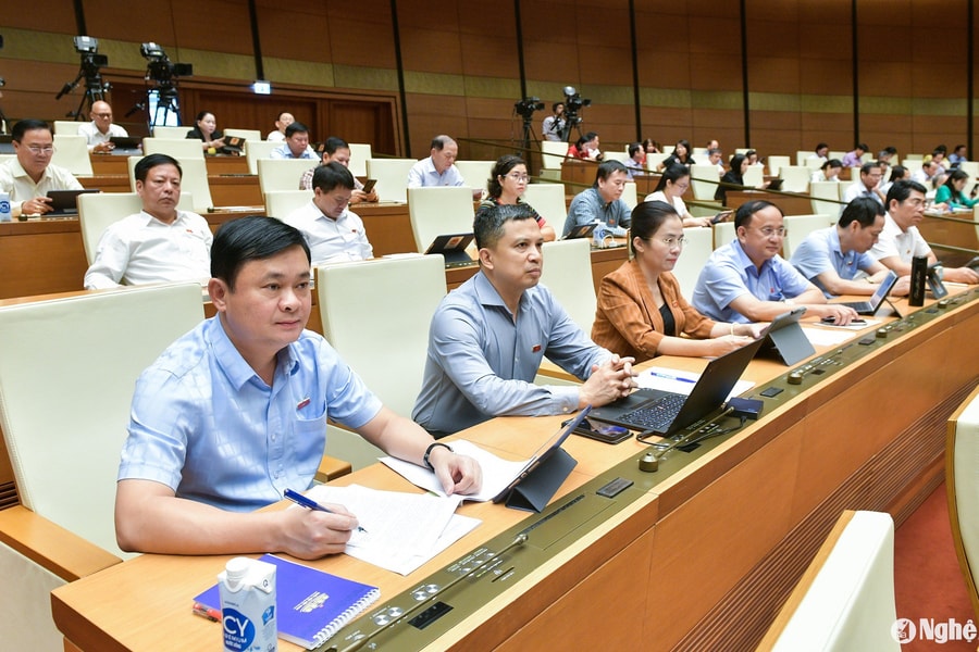 Đoàn đại biểu Quốc hội Nghệ An thảo luận các nội dung cải cách tiền lương