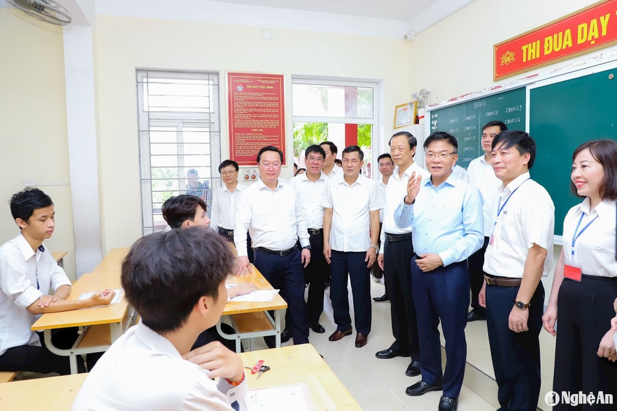 Phó Thủ tướng Lê Thành Long kiểm tra công tác chuẩn bị Kỳ thi tốt nghiệp THPT năm 2024 tại Nghệ An