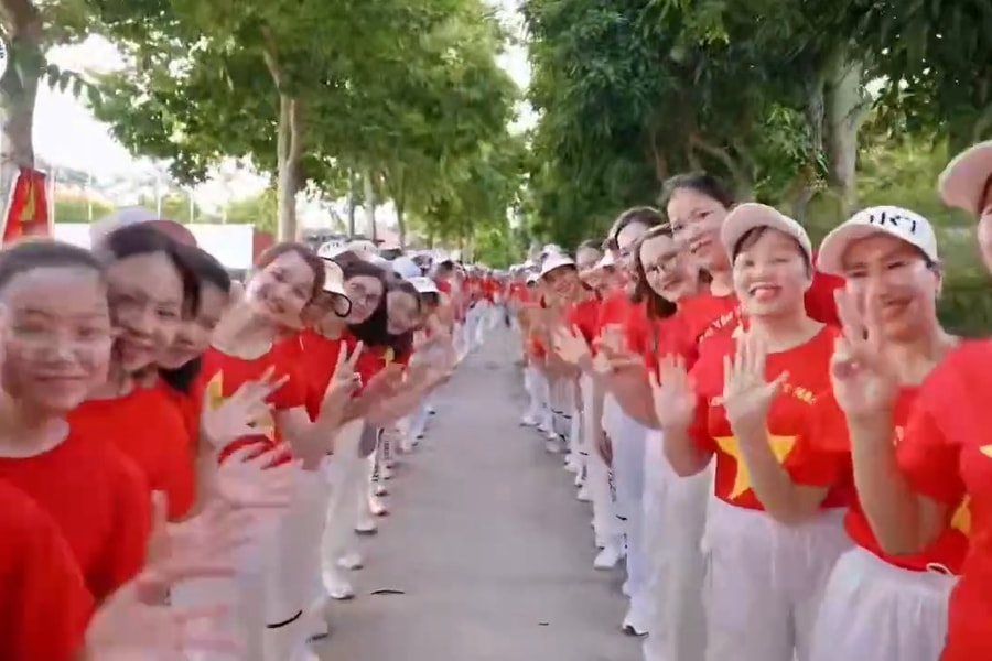 Màn đồng diễn shuffle dance ấn tượng của hơn 300 người từ các tỉnh Bắc miền Trung