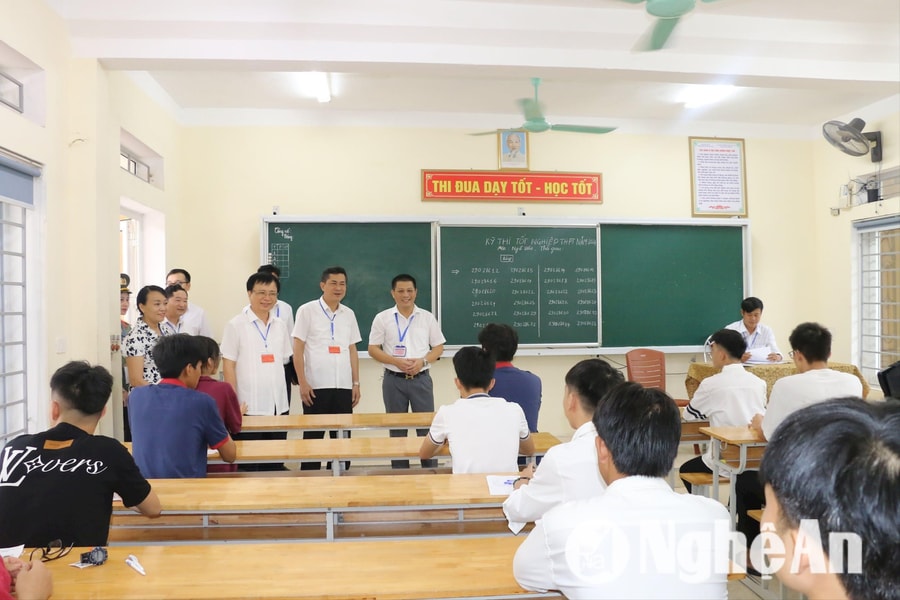 Phó Chủ tịch UBND tỉnh Nghệ An Bùi Đình Long động viên các thí sinh tham dự Kỳ thi tốt nghiệp THPT 2024