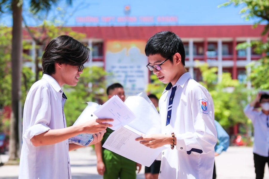 Đề bài thi tổ hợp KHXH 'dễ thở', đề tổ hợp KHTN khó và dài