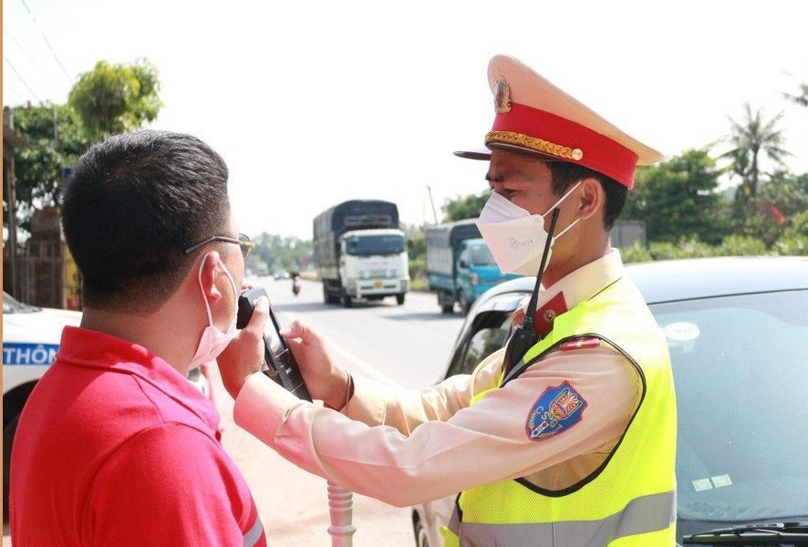 Người đàn ông ở Nghệ An bị phạt 65,5 triệu đồng vì vi phạm nồng độ cồn, gây tai nạn rồi bỏ trốn