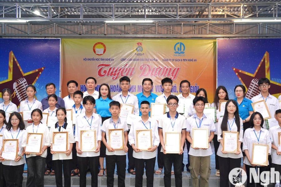 Nghệ An tuyên dương 52 học sinh mồ côi có nhiều thành tích trong học tập