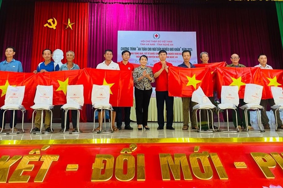 Hội Chữ Thập đỏ tỉnh Hà Nam trao 200 lá cờ Tổ quốc tặng ngư dân tại huyện Nghi Lộc