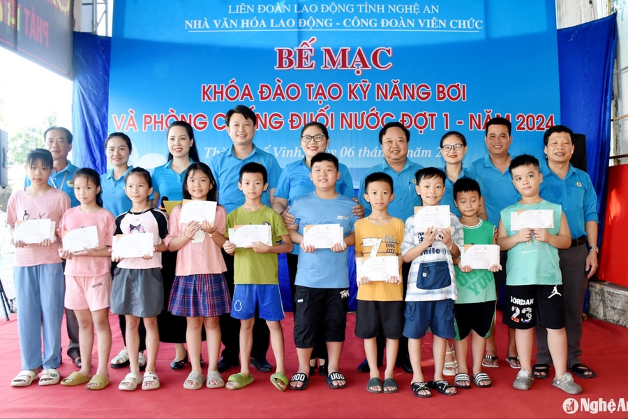 Bế mạc khóa đào tạo kỹ năng bơi và phòng, chống đuối nước cho con đoàn viên công đoàn
