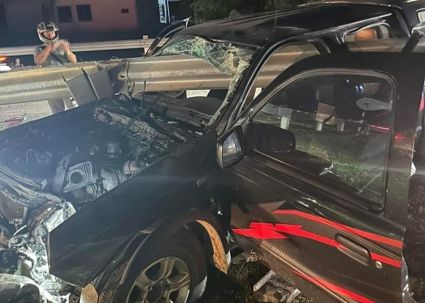 Xe bán tải mất lái đâm vào dải hộ lan bên đường