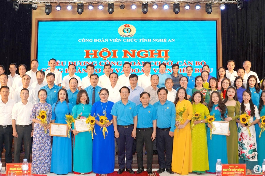 Công đoàn Viên chức Nghệ An khen thưởng 59 cán bộ công đoàn cơ sở, đoàn viên tiêu biểu năm 2024