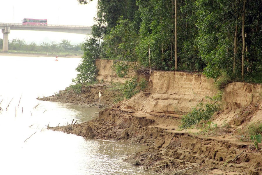 Sạt lở bờ sông Lam ngày càng phức tạp