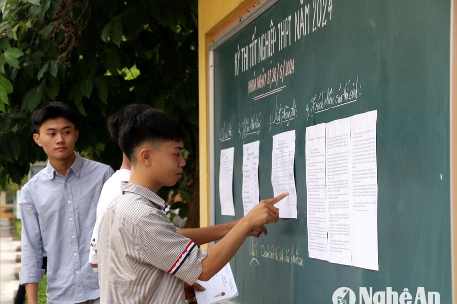 Sĩ tử lớp 12 băn khoăn khi đăng ký nguyện vọng chọn ngành, chọn trường