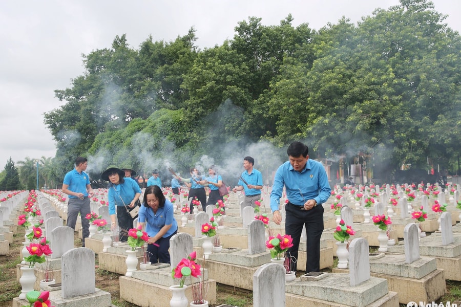 Đoàn công tác Tổng Liên đoàn Lao động dâng hương anh hùng liệt sĩ tại Nghệ An