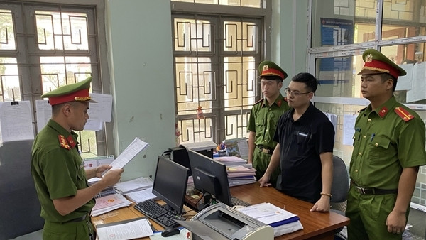Bắt tạm giam 2 cán bộ thẩm định hồ sơ đất trái pháp luật