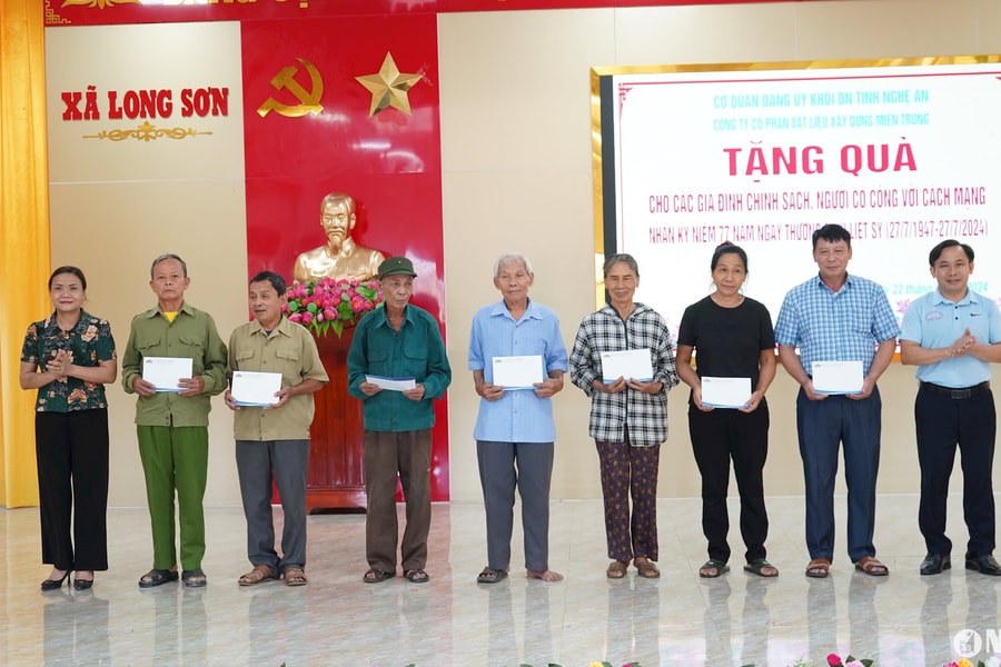 Đảng ủy Khối Doanh nghiệp dâng hương tưởng niệm các anh hùng liệt sĩ