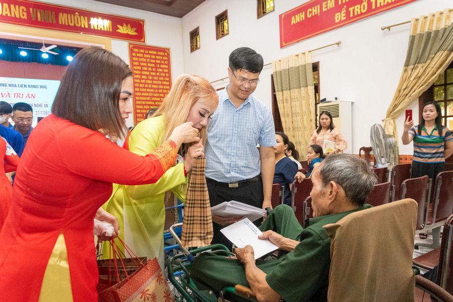 Liên hiệp Hội Phụ nữ Việt Nam tại Cộng hòa liên bang Đức tặng quà các thương binh nặng ở Nghệ An