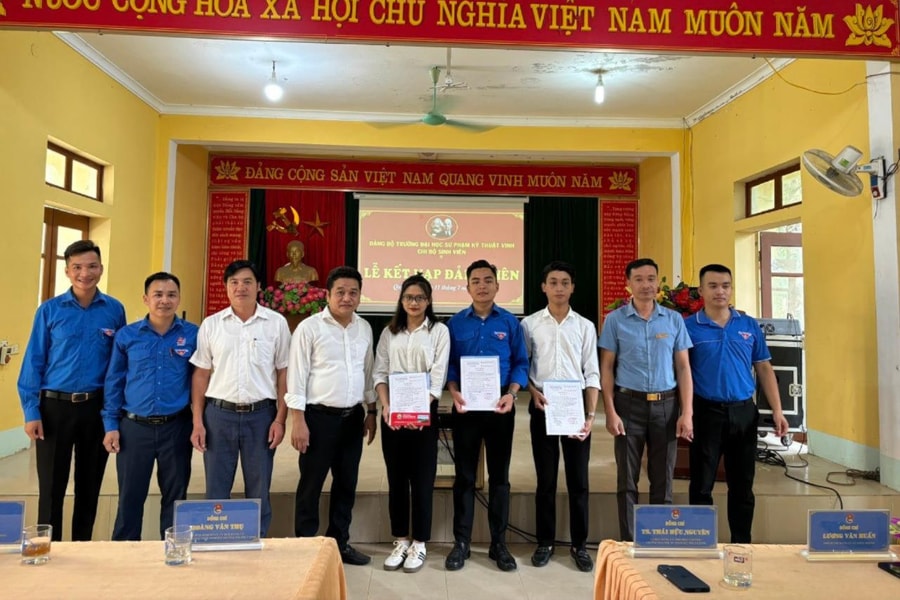 Niềm tự hào của những sinh viên ưu tú được kết nạp Đảng tại nơi hoạt động tình nguyện