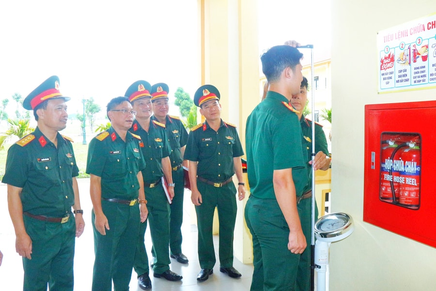 Khám tuyển nam sĩ quan và quân nhân chuyên nghiệp tham gia diễu binh, diễu hành