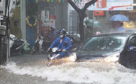 Cần làm gì khi lái xe vào đường ngập nước?