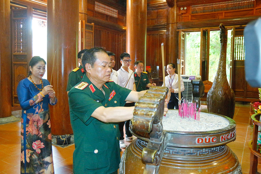 Đại tướng Đỗ Bá Tỵ dâng hương tưởng niệm các Anh hùng liệt sĩ