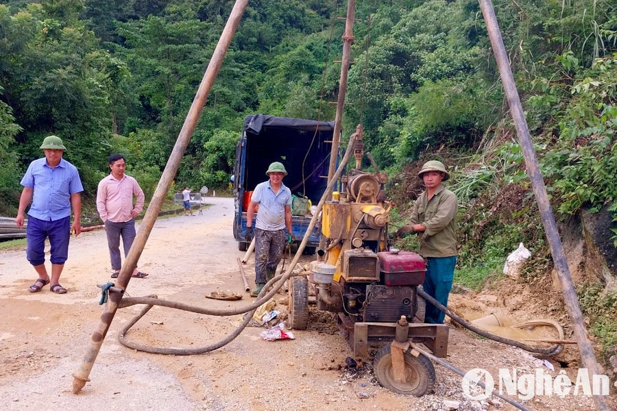 Khoan thăm dò địa chất tại điểm sụt lún Quốc lộ 16
