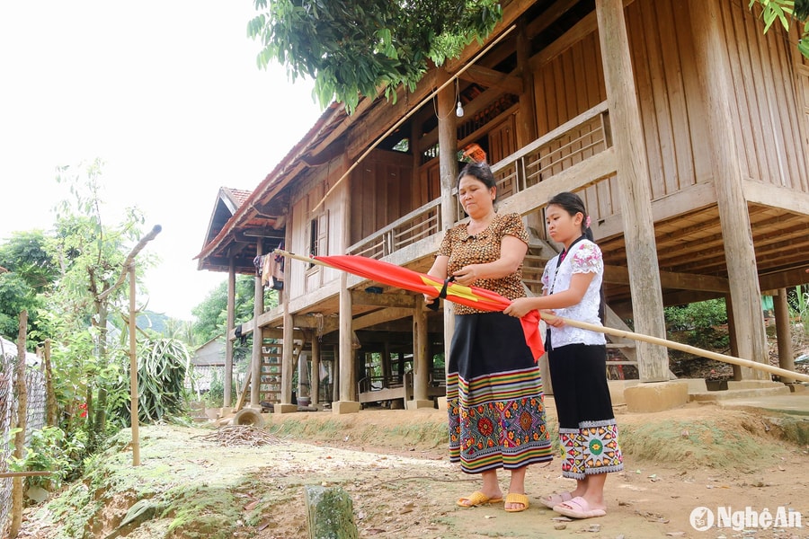 Người dân vùng cao Nghệ An treo cờ rủ tưởng nhớ Tổng Bí thư Nguyễn Phú Trọng