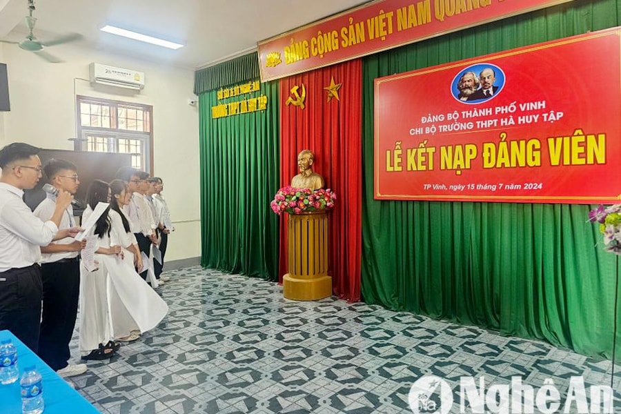 Vinh dự, tự hào trở thành đảng viên trước khi vào đại học