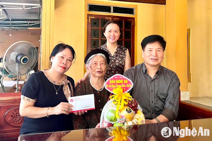 Báo Nghệ An thăm, tặng quà Mẹ Việt Nam anh hùng Nguyễn Thị Cháu