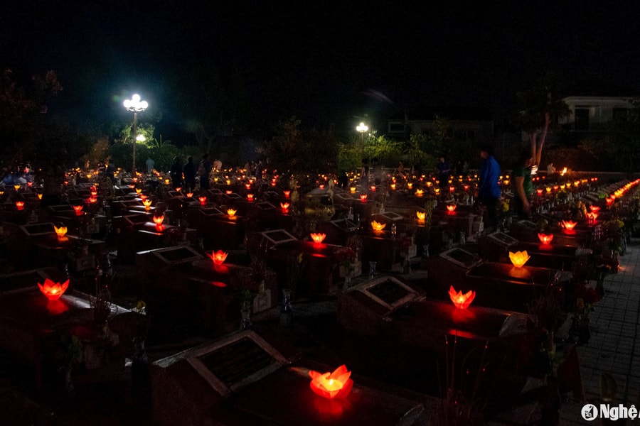 Lễ thắp nến tri ân tại Nghĩa trang liệt sĩ thành phố Vinh