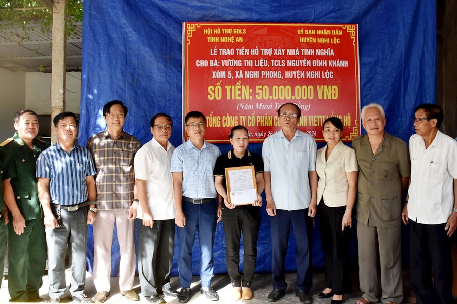 Trao nhà tình nghĩa và tặng quà thân nhân liệt sĩ tại huyện Nghi Lộc, thị xã Cửa Lò và TP. Vinh