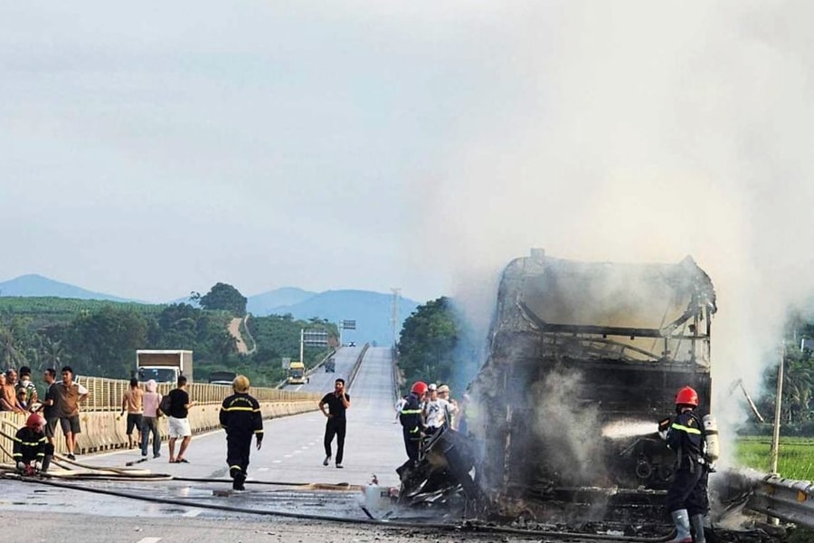 Xe giường nằm cháy rụi trên cao tốc