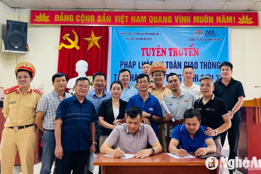 Đội CSGT đường bộ số 5 tuyên truyền pháp luật về ATGT tại Nhà máy bê tông trên địa bàn huyện Nghi Lộc