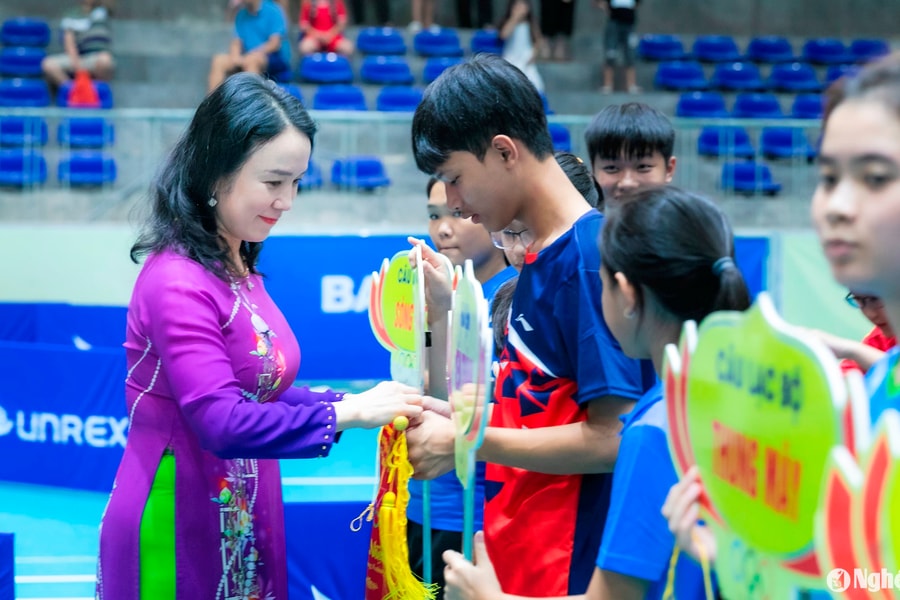 300 vận động viên tham gia giải bóng bàn lứa tuổi trẻ, các câu lạc bộ tỉnh Nghệ An