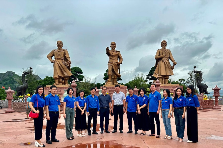 Đoàn Thanh niên Cơ quan Tỉnh uỷ Nghệ An tổ chức hoạt động về nguồn