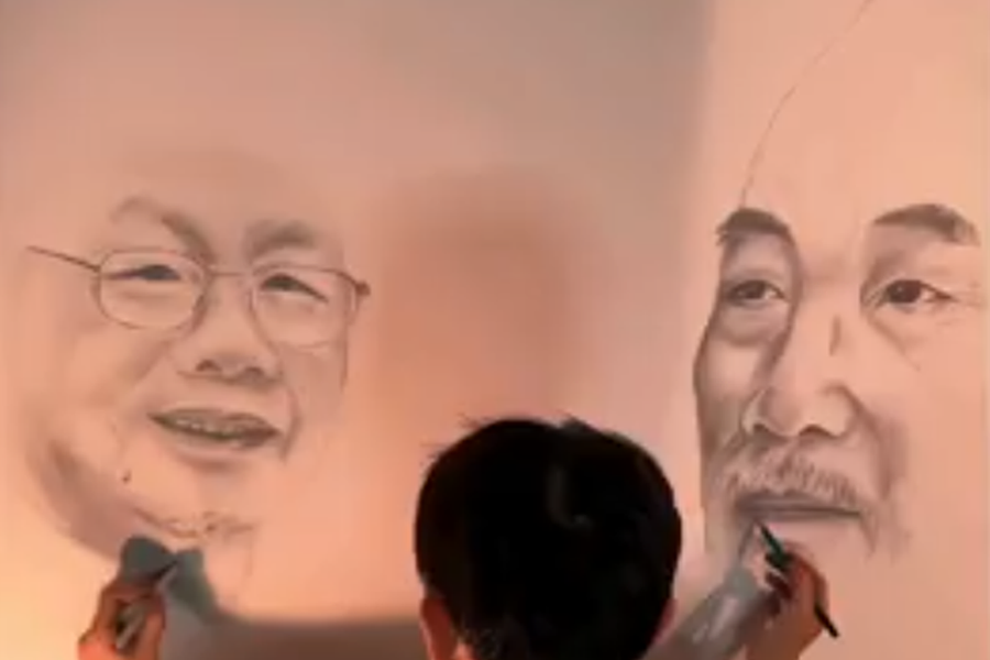 Chàng trai Diễn Châu vẽ chân dung Chủ tịch Hồ Chí Minh và Tổng Bí thư Nguyễn Phú Trọng bằng cả 2 tay