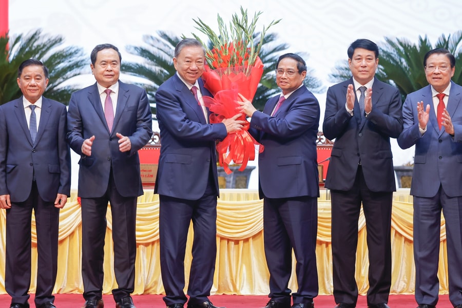 Tổng Bí thư, Chủ tịch nước Lào chúc mừng Tổng Bí thư, Chủ tịch nước Tô Lâm