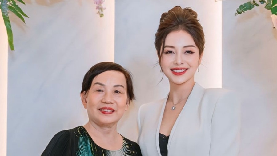Mẹ chồng đại gia mừng Jennifer Phạm lên chức bà chủ
