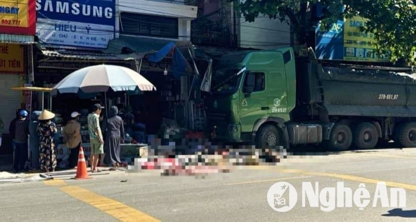 Va chạm với xe đầu kéo, 2 người thương vong