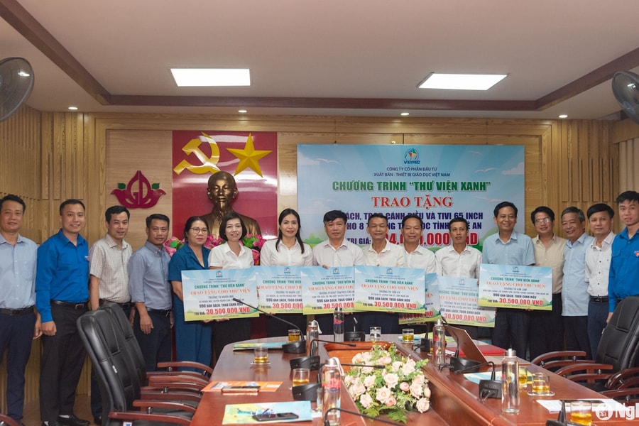 Trao tặng sách, thiết bị giáo dục cho các trường miền núi ở Nghệ An