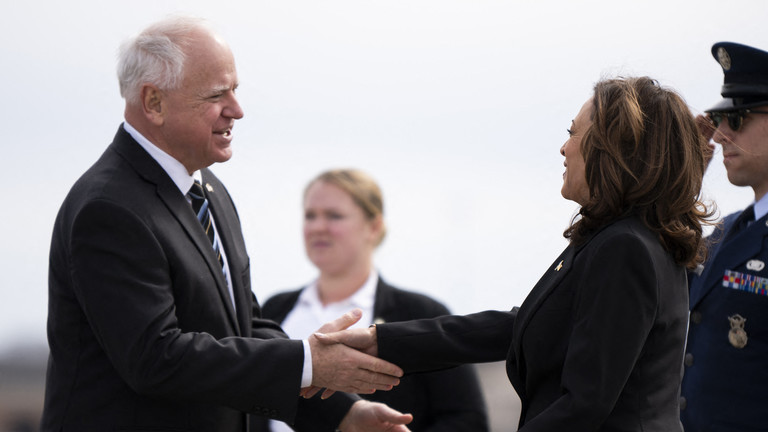 Tim Walz - bạn đồng hành chạy đua vào Nhà trắng cùng bà Kamala Harris là ai?