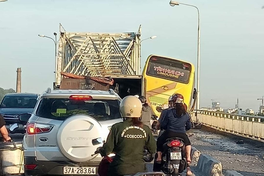 Xe khách lao lên giải phân cách trên cầu Bến Thủy