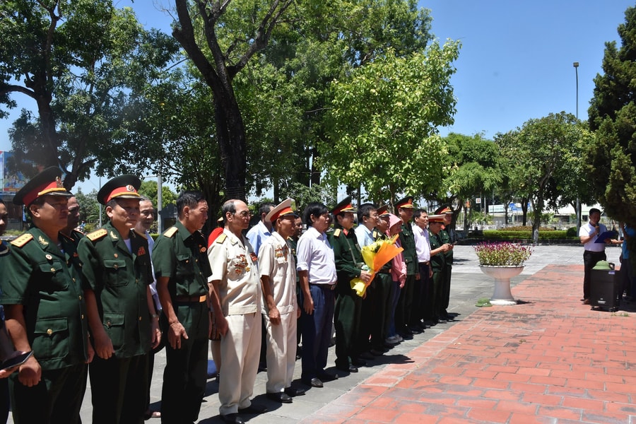 Hội Nạn nhân chất độc da cam/dioxin dâng hương tưởng niệm Chủ tịch Hồ Chí Minh và các anh hùng liệt sĩ