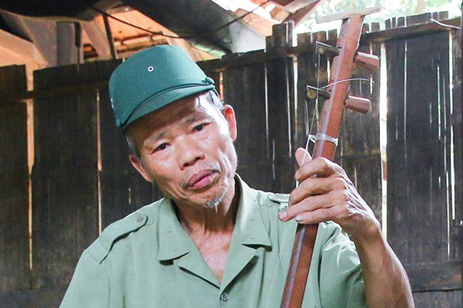 Người đàn ông vùng cao Nghệ An tự làm hàng chục loại nhạc cụ dân tộc