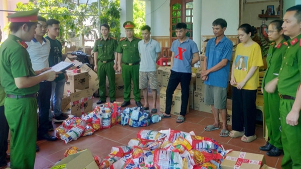 Đột kích cơ sở sản xuất và tổng kho nước giặt giả nhãn hàng OMO