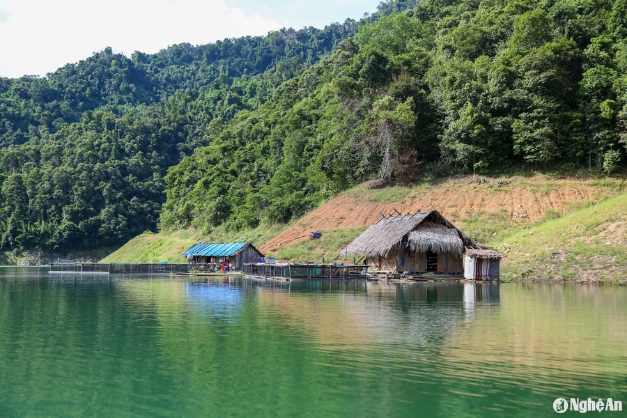 Người dân bản biệt lập nhất miền núi Nghệ An mong về nơi ở mới