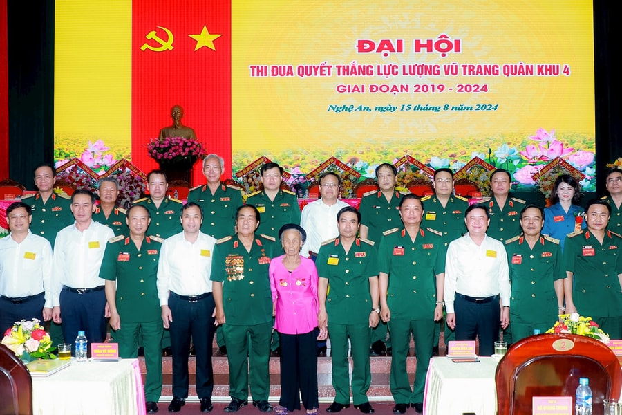 Trọng thể Đại hội Thi đua Quyết thắng lực lượng vũ trang Quân khu 4