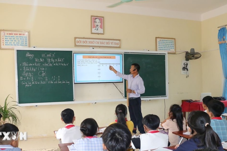 Bộ Chính trị: Thực hiện chủ trương lương nhà giáo được ưu tiên xếp cao nhất